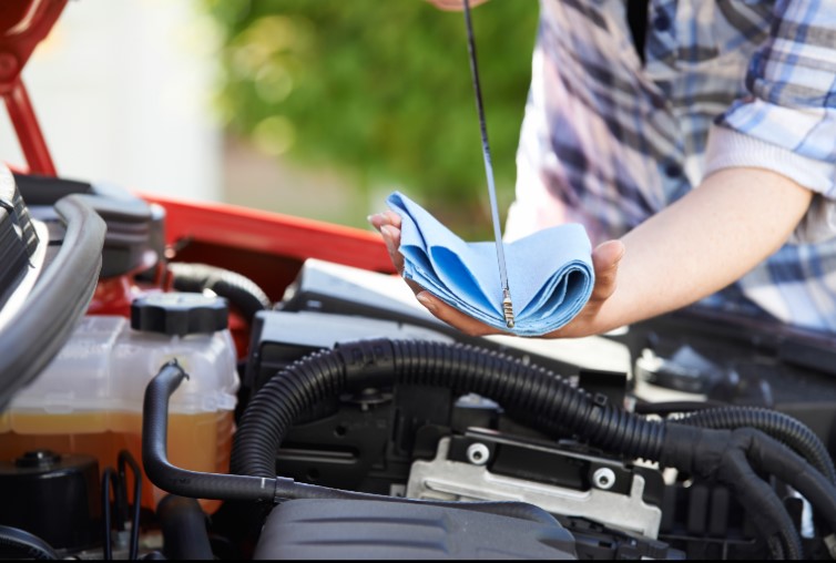 4 Signs of Leaking Oil 4 Signs of Leaking Oil